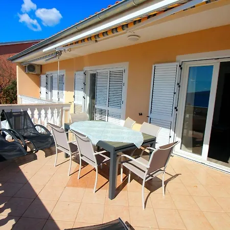 In Mit Grill, Garten Und Terrasse Novi Vinodolski