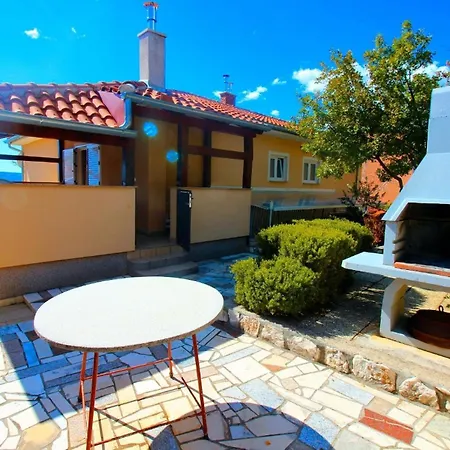 In Mit Grill, Garten Und Terrasse * Novi Vinodolski