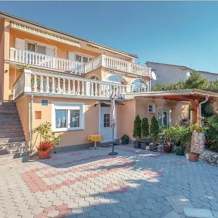 Apartment In Mit Grill, Garten Und Terrasse Novi Vinodolski